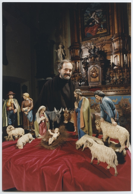 Fra' Roberto Pasotti dietro ad un presepe allestito nella chiesa del Convento di Bigorio