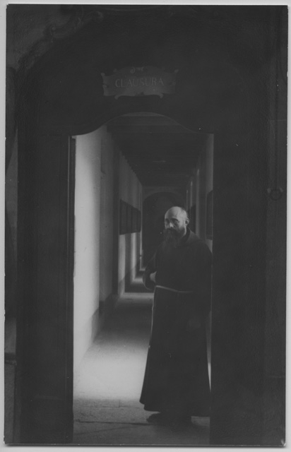 Padre Domenico Bronner da Faido sulla soglia del Convento di Bigorio