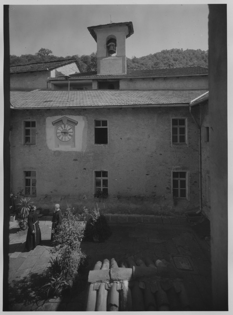 Padre Pacifico da Bellinzona e Padre Alessandro da Locarno nel chiostro del Convento di Bigorio