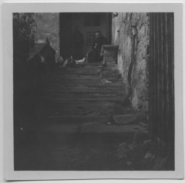 Padre Fedele Airoldi da Vaglio dà da mangiare a dei piccioni al Convento di Bigorio