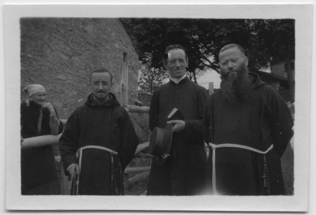 Due frati con il prevosto di Tesserete don Carlo Mondini sui monti di Condra