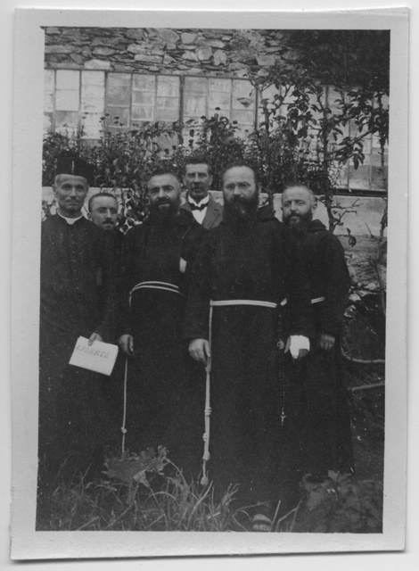 Gruppo di religiosi in posa al Convento di Bigorio