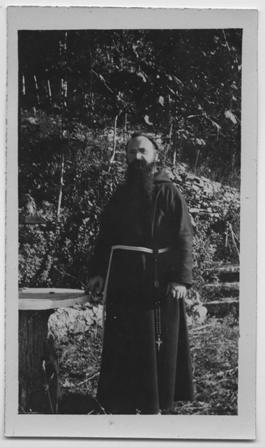 Ritratto di cappuccino nel giardino del Convento di Bigorio