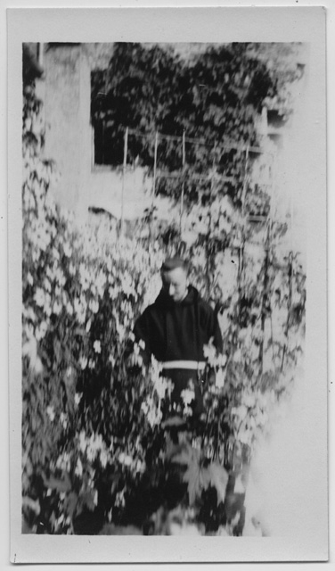 Padre Giacinto da Lugaggia nel giardino di un Convento