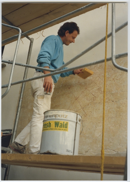 Operaio al lavoro durante i lavori di restauro del Cenobio di Bigorio