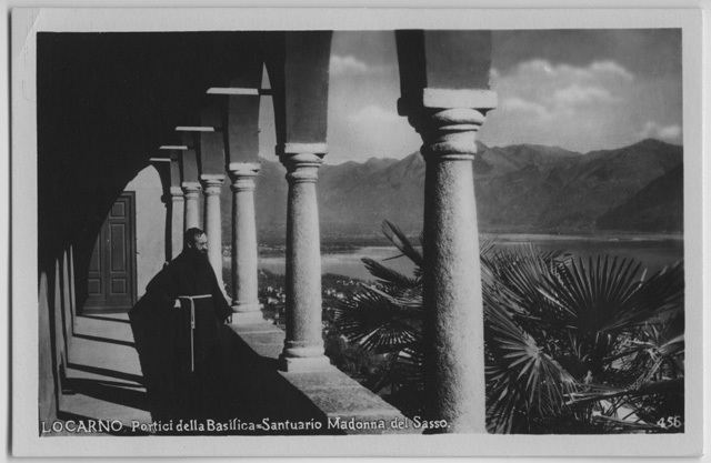 Padre Bernardino da Bedretto sotto i portici del Santuario della Madonna del Sasso