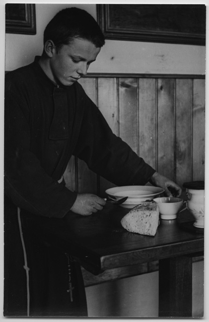 Ritratto di fra' Corrado novizio mentre prepara la tavola