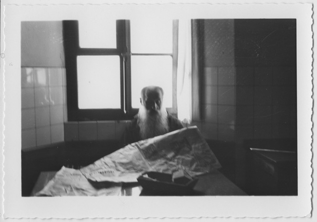 Ritratto di Padre Guglielmo da Brione Verzasca mentre legge il giornale