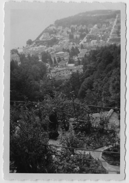 Frate al lavoro nel giardino del Santuario della Madonna del Sasso