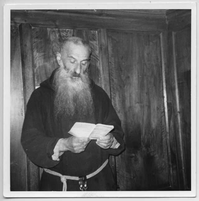 Ritratto di Padre Guglielmo da Brione Verzasca mentre legge un discorso