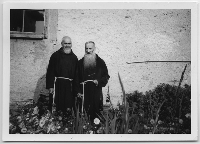 Padre Alessandro Romerio da Locarno e Padre Guglielmo da Brione Verzasca nel giardino del Convento di Bigorio