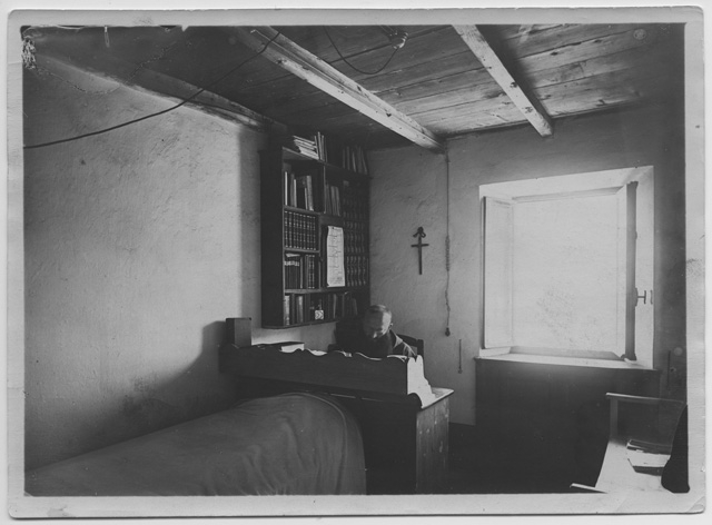 Padre Leone da Lavertezzo al lavoro nella sua cella al Santuario della Madonna del Sasso