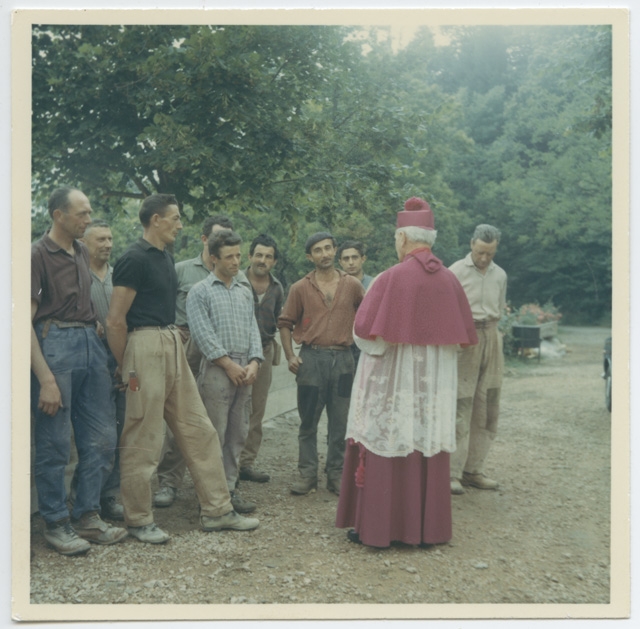 Monsignor Angelo Jelmini con gli operai durante i lavori di restauro della cappella del Convento di Bigorio