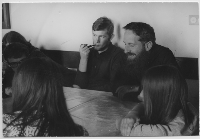 Frate con alcuni ragazzi durante le giornate di apertura del Convento di Bigorio