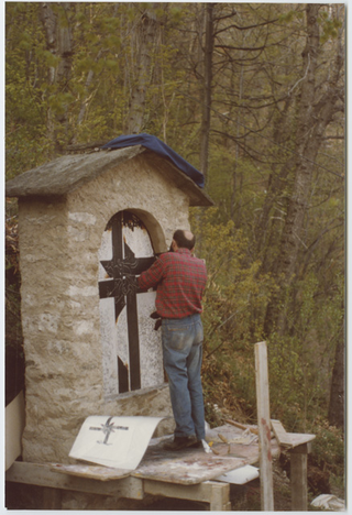 Carlo Manini al lavoro durante il rifacimento delle cappelle della Via Crucis di Bigorio
