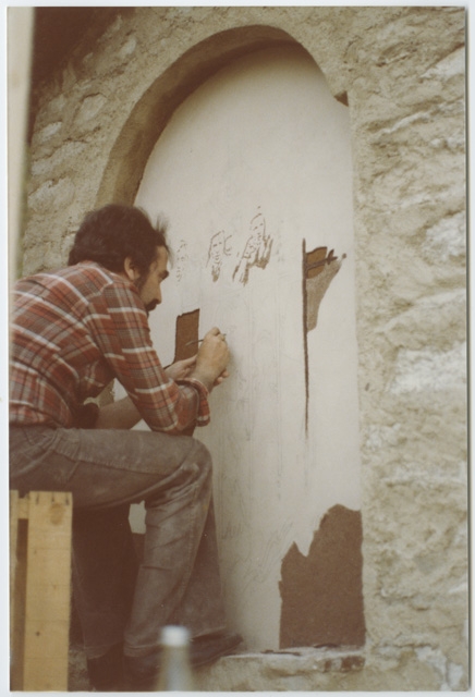 Artista al lavoro durante i lavori di rifacimento della Via Crucis di Bigorio
