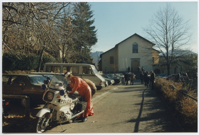 Persone riunite sul piazzale del Convento di Bigorio per l'arrivo di Cossiga e Furgler