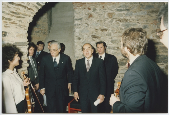 Il presidente Cossiga e il presidente Furgler nella Cappella del Convento di Bigorio dopo il concerto