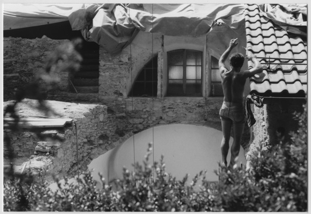 Operaio al lavoro sul tetto del Convento di Bigorio durante i restauri