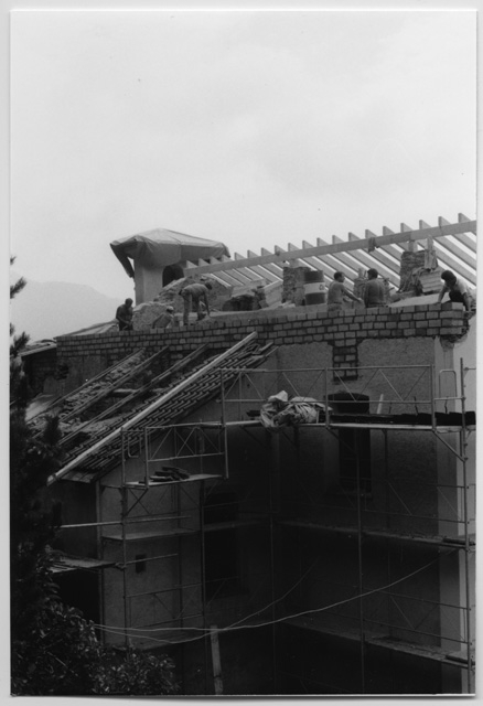 Operai al lavoro sul tetto della chiesa del Convento di Bigorio