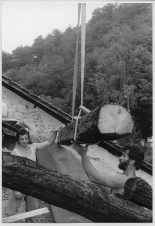 Operai al lavoro nella rimozione di travi dal tetto della chiesa del Convento di Bigorio