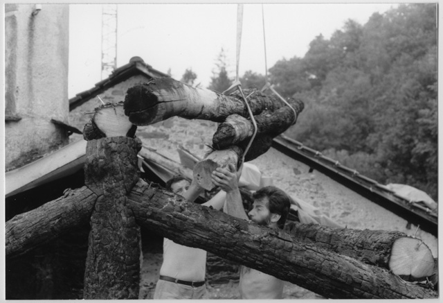 Operai al lavoro nella rimozione di travi dal tetto del Convento di Bigorio