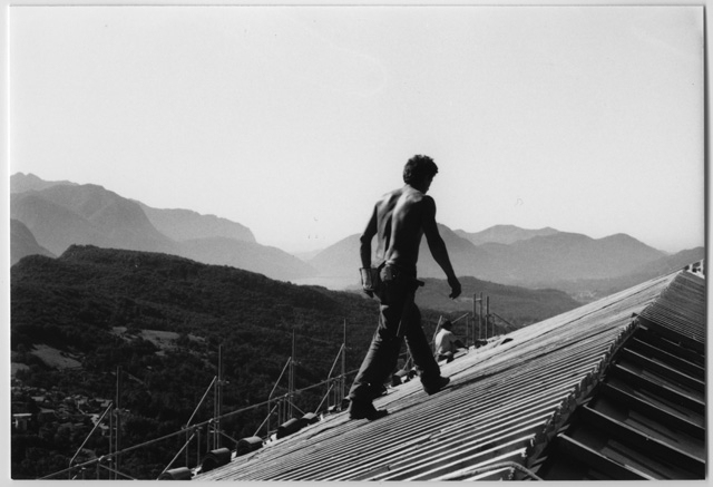 Operaio sul tetto del Convento di Bigorio