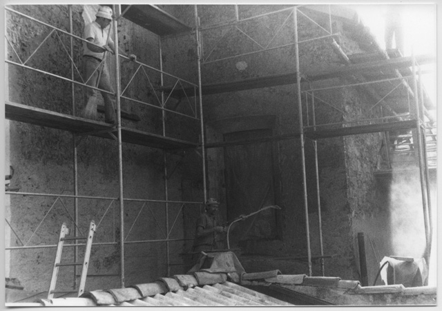 Operai al lavoro nel restauro del Convento di Bigorio