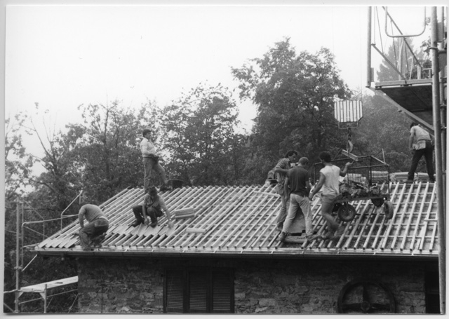 Trasporto di materiale sul tetto del Convento di Bigorio