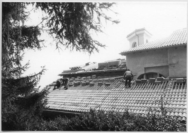 Operai sul tetto della chiesa del Convento di Bigorio durante i lavori di restauro
