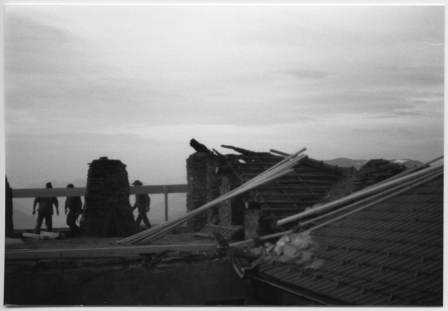 Operai sul tetto durante i lavori di restauro del Convento di Bigorio
