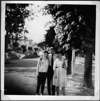 Renato Lucca con due amiche sul piazzale della Stazione di Tesserete