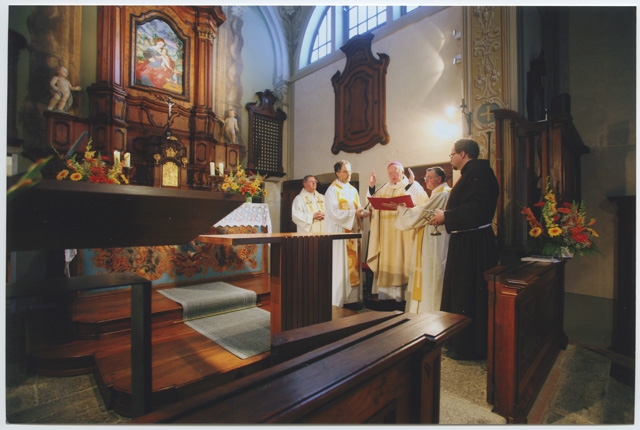 Celebrazione della messa per la benedizione dell'altare nella chiesa del Convento di Bigorio
