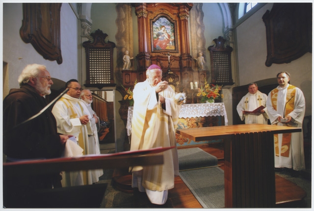 Monsignor Pier Giacomo Grampa benedice il nuovo altare nella chiesa del Convento di Bigorio