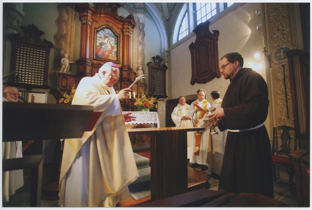 Monsignor Pier Giacomo Grampa benedice l'altare nella chiesa del Convento di Bigorio