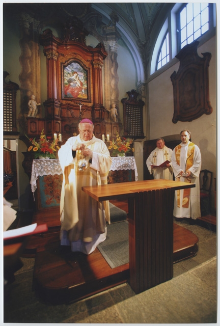 Monsignor Pier Giacomo Grampa benedice l'altare nella chiesa del Convento di Bigorio