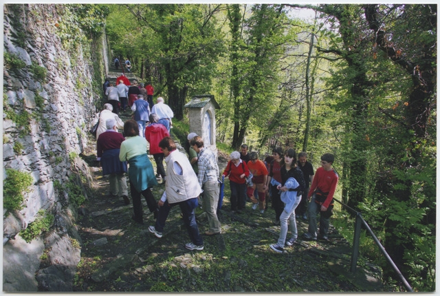 Passaggio della processione dell'Ascensione per la Via Crucis di Bigorio