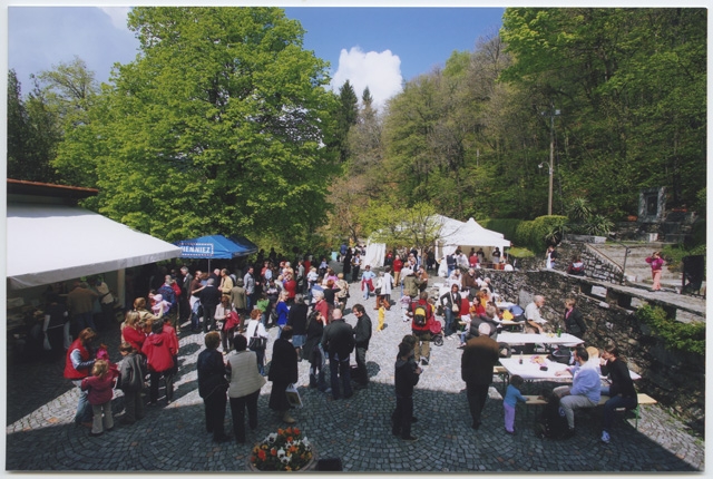Persone riunite nella piazza del Convento di Bigorio in occasione della festa dell'Ascensione