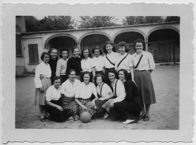 Squadra di pallacanestro femminile di Tesserete in posa sul piazzale dell'Oratorio