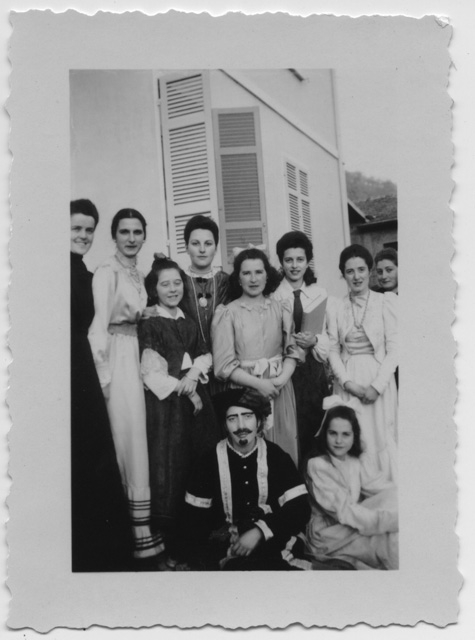 Attrici della filodrammatica femminile di Tesserete in posa