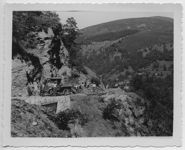 Operai durante la costruzione della strada della Val Colla