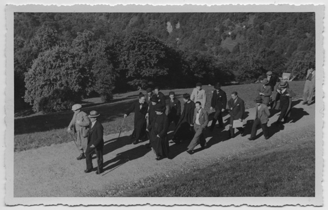 Gruppo di persone sulla strada di Certara appena terminata