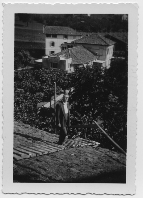 Stefano Antonini sul tetto della chiesa di Santo Stefano durante i lavori di rifacimento del tetto