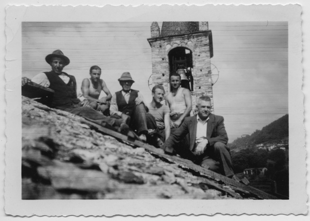 Operai e Stefano Antonini sul tetto della chiesa di Santo Stefano durante i lavori di rifacimento