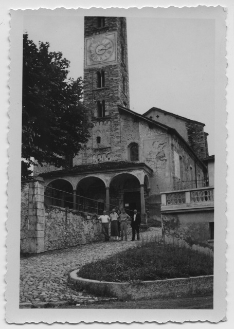 Gruppo di persone davanti alla chiesa di Santo Stefano
