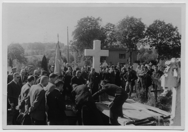 Interramento della bara al funerale di Pietro Antonini