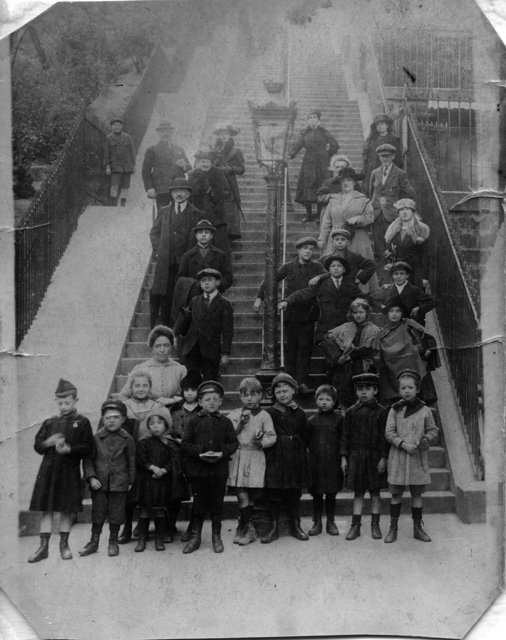 Scolaresca sulla scalinata di Montmartre a Parigi