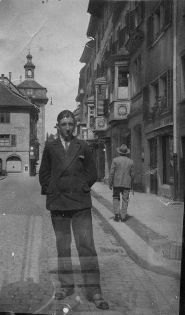 Giuseppe Gianini per le strade di una cittadina