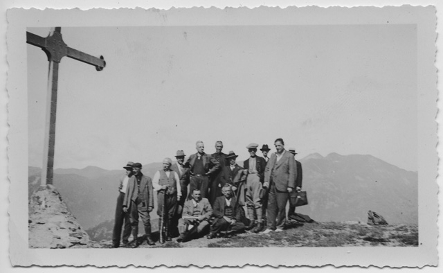 Gruppo di persone in posa sul Motto della Croce