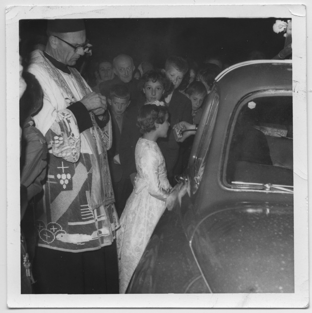 Daniela Antonini recita una poesia per l'arrivo della Madonna Pellegrina in Capriasca